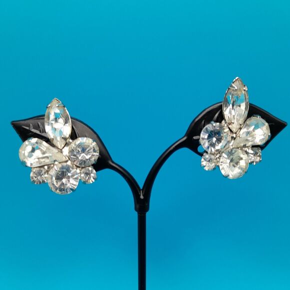 Vintage Weiss Unsigned Clear Rhinestone Cluster Silver Tone Clip On Earrings - Picture 5 of 11